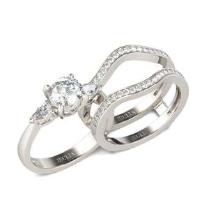 แหวนหมั้นเงินแท้ชุบโรเดียมประดับเพชรทรงกลมสามเม็ดจาก Jeulia - Product Image 3