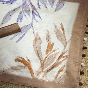 VASTRA COTTAGE Elegante Sari de Lino Tusser con Estampado Digital, Trabajo de Espejo Hecho a Mano, Borlas de Algodón de Lujo con Blusa Estampada en Contraste - Product Image 5