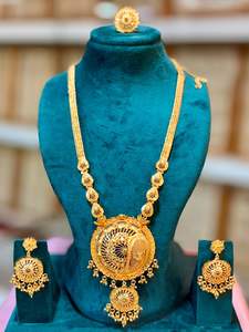 Ensemble de collier de temple plaqué or traditionnel avec boucles d'oreilles assorties |   Bijoux indiens d'imitation en gros, modèle 23213 - Product Image 4