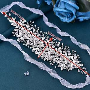 ที่คาดผม Bridella BHP349-S สีเงินประดับมุกและคริสตัลลายดอกไม้ สำหรับงานแต่งงาน งานพรอม และงานพิธีการต่างๆ - สวมใส่สบาย - Product Image 2