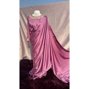 Elegante Saree de Satén Color Granate para Bodas y Fiestas, Silueta Ajustada - Product Image 5
