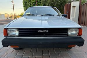 Toyota Corolla Deluxe Liftback de 1982, Usado en Buen Estado, Modelo Hatchback Difícil de Encontrar, Aire Acondicionado, Tracción Trasera - Product Image 1