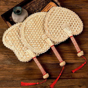 Éventail en paille artisanal de style feuille : l'accessoire festif ultime avec une broderie rouge audacieuse, parfait pour le Tet et les fêtes culturelles - Product Image 6