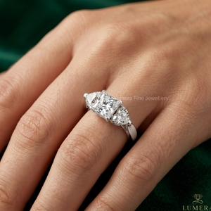 แหวนเพชรทรงปรินเซสคัทจาก Lumera Fine Jewellery ได้รับการรับรองจาก IGI เพชรเพาะเลี้ยงสี D ประดับด้วยเพชรทรงหัวใจด้านข้าง ชุบทอง 18K - Product Image 5