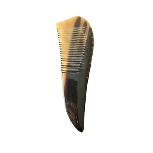 Peines iónicos antiestáticos personalizados, peine de cuerno de búfalo de dientes anchos para cuero cabelludo sensible para uso en salón y barbería - Product Image 3