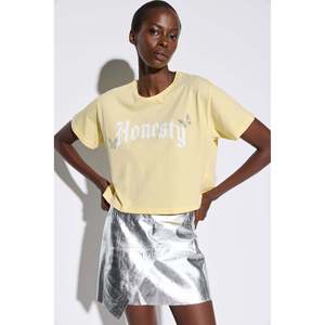 Camiseta Corta Informal de Cuello Redondo, Corte Regular, 100% Algodón - Product Image 1