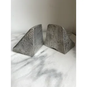 Sujetalibros de cuña de aluminio martillado sólido Presencia escultórica pesada Tapón de libro decorativo Par Decoración para el hogar - Product Image 2