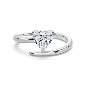Bague solitaire en or 14 carats avec diamant moissanite taille cœur - Product Image 5