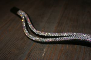 Accesorio de brida de caballo de diseño artístico elegante Producto único de banda de piedra para cejas - Product Image 4