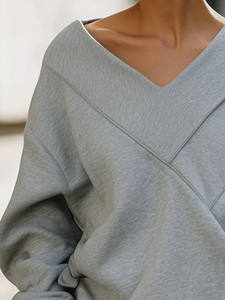 Sudadera de Forro Polar con Hombros Descubiertos y Cuello en V, Corte Holgado, Costura de Panel, Tacto Suave, Manga Larga, Ropa Femenina Contemporánea - Product Image 2