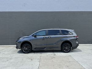 Minivan Usada 2025 BraunsAbility Sienna Hybrid XSE Sports para 4 Pasajeros, Accesible para Sillas de Ruedas - Product Image 3