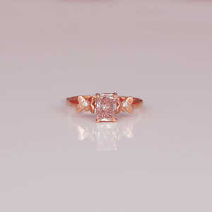 Bague de fiançailles à la mode plaquée or rose 14 carats coupe rayonnante diamant cultivé en laboratoire classique conception personnalisée bagues fines certifiées IGI - Product Image 1