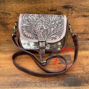 กระเป๋าสะพายคาดลำตัวหนังวัวลายดอกไม้ทำจากหนังแท้สไตล์ตะวันตกของผู้หญิง - Product Image 1