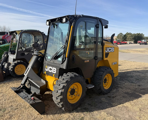 Cargadora Compacta de Ruedas JCB 270 de Calidad, Tipo Cabina, para Trabajo Agrícola, Construcción y Manejo de Materiales - Product Image 1