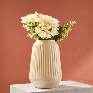 Jarrón de cerámica blanco con detalles geométricos dorados. Elegancia moderna. Disponible a precios de mayoreo. - Product Image 5