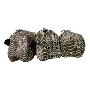 ชุดกระเป๋าเครื่องสำอางและกระเป๋าเดินทางลายดอกไม้ 3 ใบ คอลเลคชั่นที่ดีที่สุด ทำจากผ้าฝ้ายพิมพ์ลายดอกไม้ สวยงามมีสไตล์ - Product Image 2