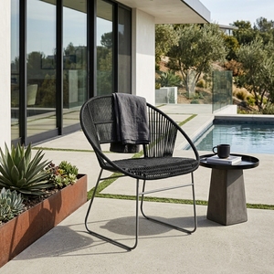 Fauteuil d'extérieur noir tressé avec cadre métallique blanc en forme de traîneau, chaise d'appoint en corde tressée pour patio, design artistique et décoratif - Product Image 3