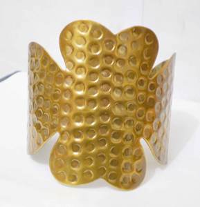 Brazalete de Cobre Chapado en Oro de Lujo para Mujer, Diseño Único de Metal Martillado con Textura de Hoyuelos, Forma de Trébol de Cuatro Hojas, Artesanía en Metal - Product Image 4