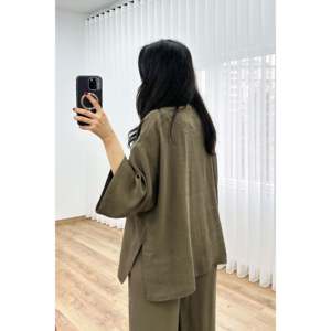 Conjunto de Dos Piezas LUSTRIN para Mujer, Blusa Cruzada de Mezcla Modal y Pantalones Anchos de Cintura Alta con Cinturón - Color Caqui - Product Image 4