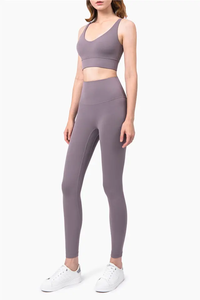 Ensemble de vêtements de détente deux pièces pour femmes avec logo personnalisé professionnel Legging et soutien-gorge écologiques de grande taille à motif solide - Product Image 6
