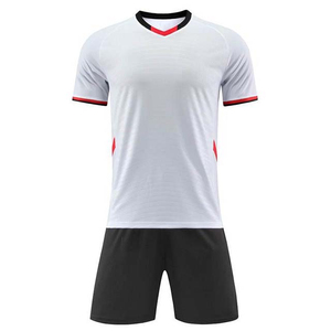 Uniforme de football en polyester pour hommes avec impression par sublimation complète, numéro de nom personnalisé et logo du club, uniformes de football pour adultes de conception OEM - Product Image 4