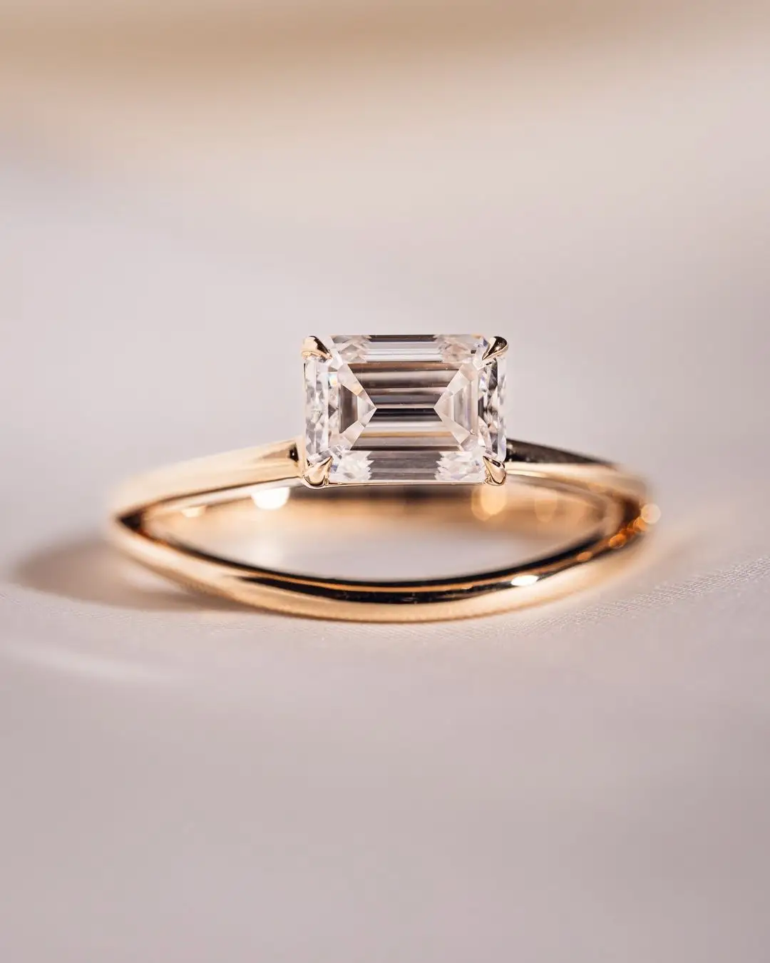 Anello di diamanti coltivato da laboratorio 1.00 Ct solitario taglio smeraldo CVD diamante anello di fidanzamento est ovest oro giallo 14k VS1