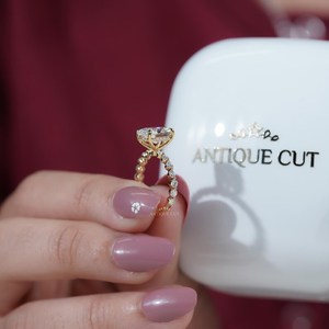 Anillo de compromiso ovalado con halo oculto y banda pavé, engaste de 4 puntas, diamante cultivado en laboratorio - Product Image 5
