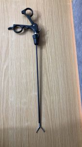 Le tenaculum Kara Mediclust est une forceps chirurgicale spécialisée, un outil essentiel en chirurgie laparoscopique mini-invasive. - Product Image 3