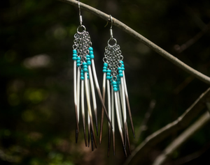 Boucles d'oreilles pendantes en perles de rocaille et de porc-épic d'Amérique du Nord, turquoise, sarcelle, super légères, faites à la main, en argent sterling - Product Image 1