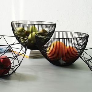 Panier à fruits artisanal en fer forgé pour la décoration de la maison et de la cuisine, mettant en valeur le travail artistique du métal et offrant un présentoir à fruits pratique - Product Image 2