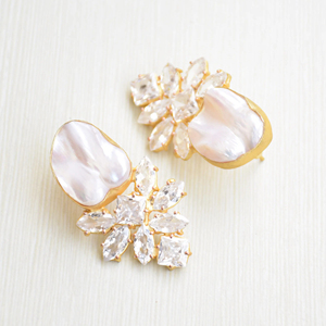 Boucles d'oreilles pendantes en laiton en gros, perle zircon baroque, fabrication artisanale, texture mate, sans nickel, durables, plaquées or 10 carats, prêtes pour le mariage - Product Image 6