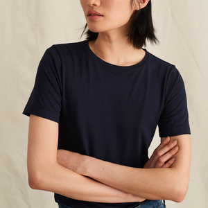 Camisetas personalizadas de alta calidad para mujer, camisetas informales de manga corta, patrón sólido al por mayor con logotipos bordados en blanco y opciones de tamaños - Product Image 3