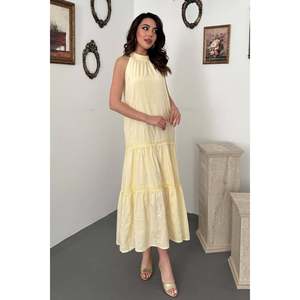 Vestido Maxi Amarillo con Capas y Detalles de Encaje - Amarillo - Product Image 1