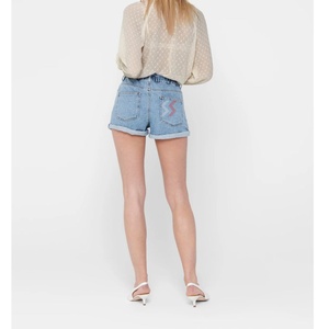 Bleu personnalisé Denim Shorts taille basse bouton coton jean pour femmes élastique Simple Style court bouton Fly pantalon avec poche - Product Image 4