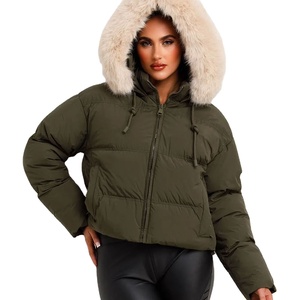 Blouson matelassé tricoté pour femme avec logo personnalisé, broderie, capuche en fausse fourrure, fermeture éclair intégrale, cordon de serrage, design hiver matelassé effet bulle, couleur kaki, OEM - Product Image 1