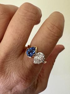 Anillo Toi et Moi de Dos Tonos con Moissanita en Forma de Pera y Zafiro en Forma de Pera con Plata 925, Joyería de Compromiso Original, Regalo para Pareja - Product Image 5
