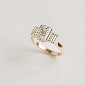 Bague élégante 3.35 TC allongée en moissanite coupe émeraude avec trois pierres et accents de baguette bague de cadeau de mariage de réglage de barre classique - Product Image 1