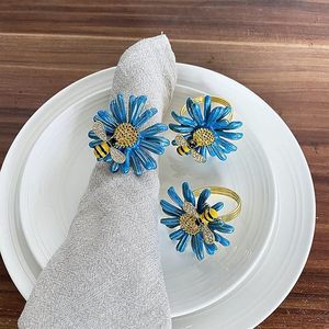 Anneaux de serviette en métal fleur de marguerite avec décoration de table au design exclusif pour mariages et fêtes - Product Image 1