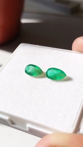 Hermoso par de esmeralda de calidad AAA corte de pera natural Origen de Zambia con bonito color verde para pulir cualquier joyería - Product Image 2