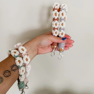 Llaves de cordón de muñeca, llavero de flores bonitas para mujer, soporte de llavero hecho a mano, llavero de macramé bohemio, pulsera tejida, llavero de pulsera - Product Image 1