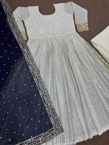 Nuevo traje de tres piezas Lunching Hit Design Collection Hermoso bordado y lentejuelas Trabajo Side Cut Kurti Pant con Dupatta - Product Image 5