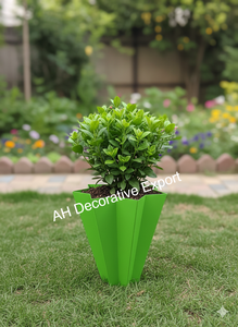 Vase à fleurs en métal moderne artisanal, pièce maîtresse décorative pour l'aménagement intérieur d'hôtels et de mariages - Vase de table portable - Product Image 2