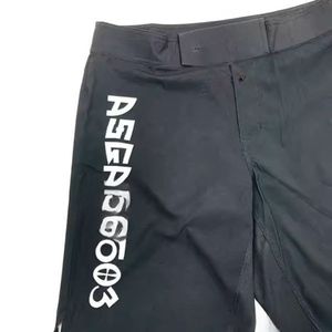 กางเกงขาสั้นผู้ชายน้ำหนักเบาเป็นมิตรกับสิ่งแวดล้อม MMA สำหรับออกกำลังกายในยิมกางเกงขาสั้นผ้าโพลีเอสเตอร์สีพื้นสไตล์ฮิปฮอป - Product Image 4