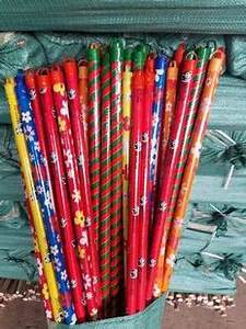 Mango de escoba de madera elegante y resistente con revestimiento de PVC impreso para escobas y recogedores - Product Image 4