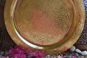 Bandeja de servicio de latón artesanal con diseño de mandala en relieve y bordes reforzados para mayor durabilidad disponible al mejor precio - Product Image 3