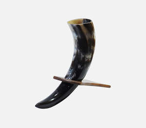 Authentique corne à boire viking en bois naturel artisanal avec un support de corne incurvé unique et une base en bois massif traditionnelle nordique - Product Image 2