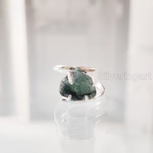Joyería de piedra en bruto, anillo de mujer, piedra preciosa Natural cruda de Esmeralda, piedra natal de mayo, joyería de banda cruzada, anillo de Plata de Ley 925 - Product Image 1