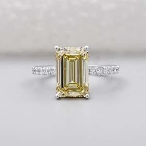 Bague solitaire en diamant jaune taille émeraude certifiée IGI, avec bande pavée ronde, exquise - Product Image 1