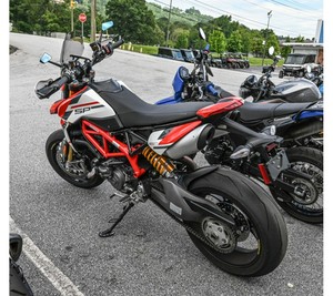 Disfruta de tu paseo en la Hypermotard 950 SP con diseño especial, una nueva motocicleta Supermoto con garantía. - Product Image 4