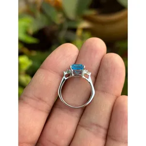 แหวนทองคำขาว 14k ทำมือ ประดับพลอยบลูโทแพซทรงเหลี่ยมมรกต สำหรับงานหมั้น เครื่องประดับชั้นดี พร้อมพลอยธรรมชาติ - Product Image 5